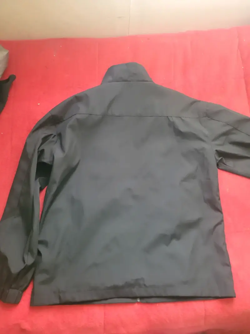 Chaqueta negra deportiva con diseño - 3
