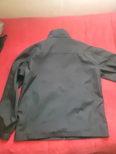 Chaqueta negra deportiva con diseño - miniatura 3