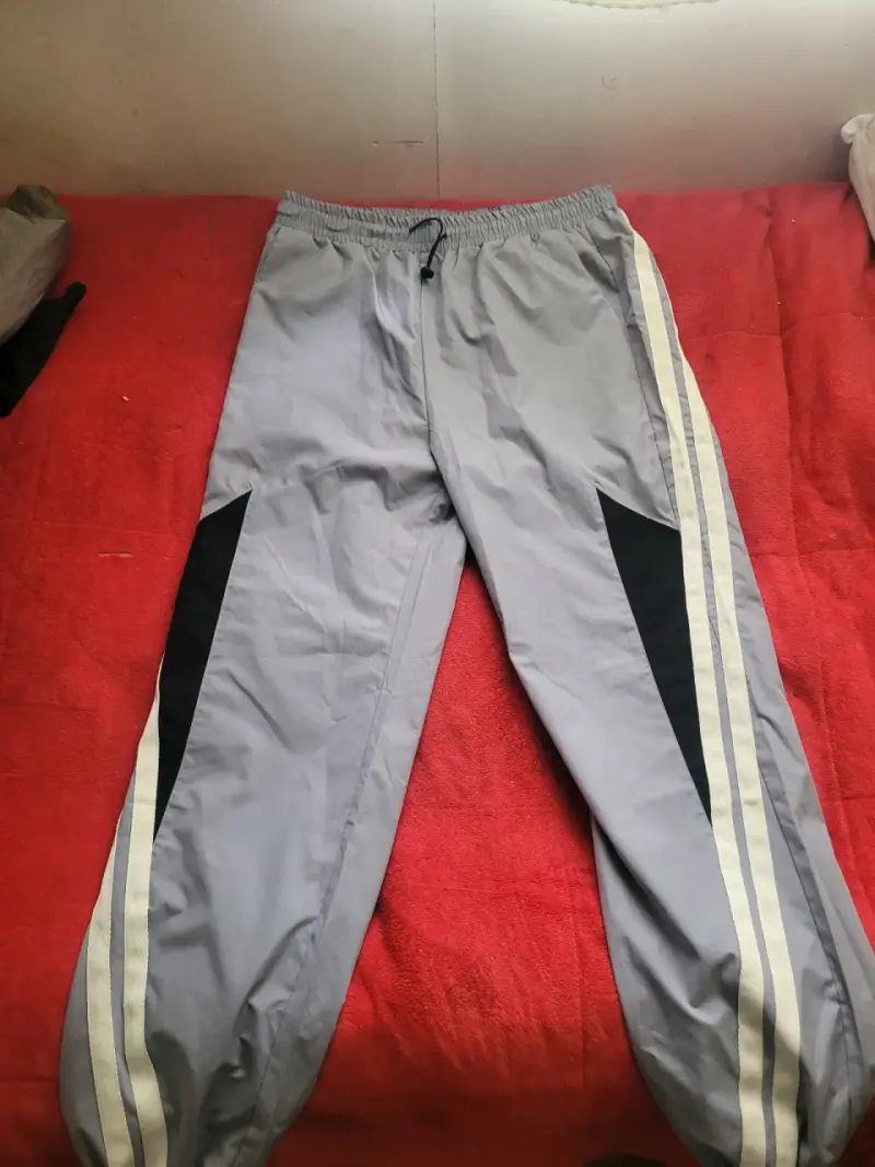 Buzo gris con diseño