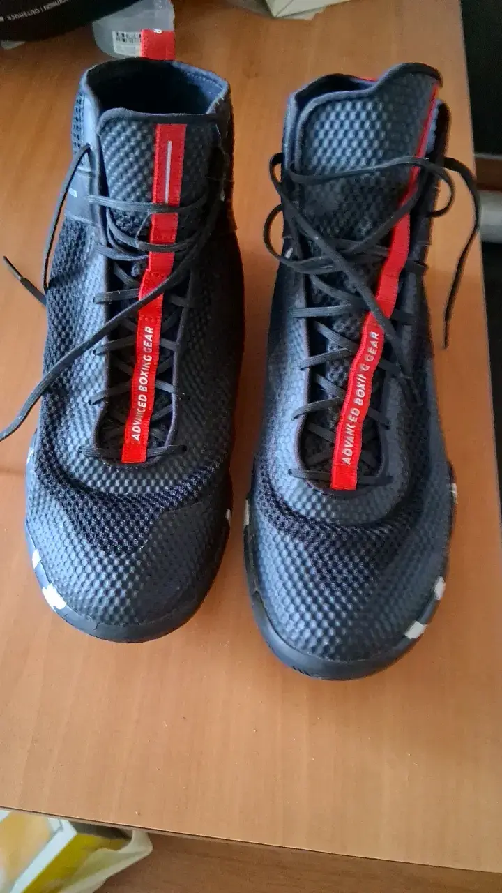 Botines de boxeo negros con detalles rojos