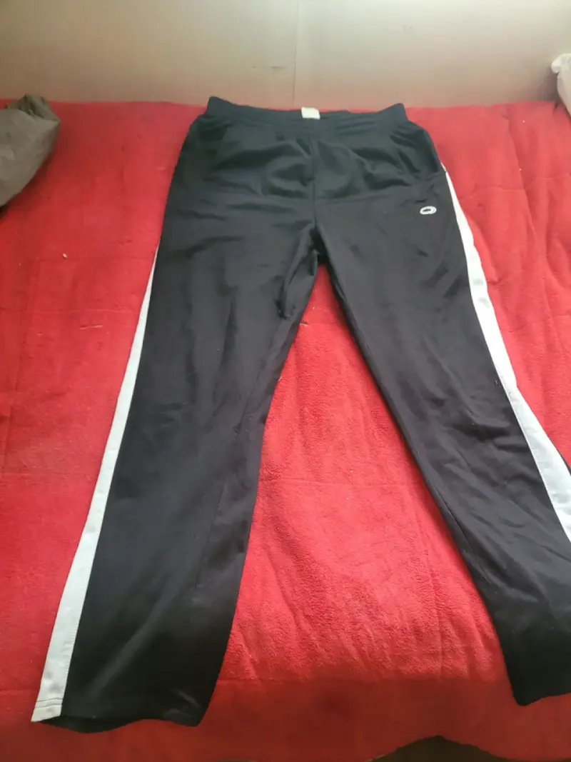 Pantalones deportivos negros con franjas blancas