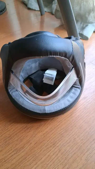 Casco de boxeo con protección facial - miniatura 1