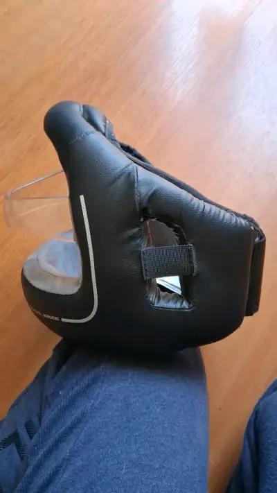 Casco de boxeo con protección facial - miniatura 2