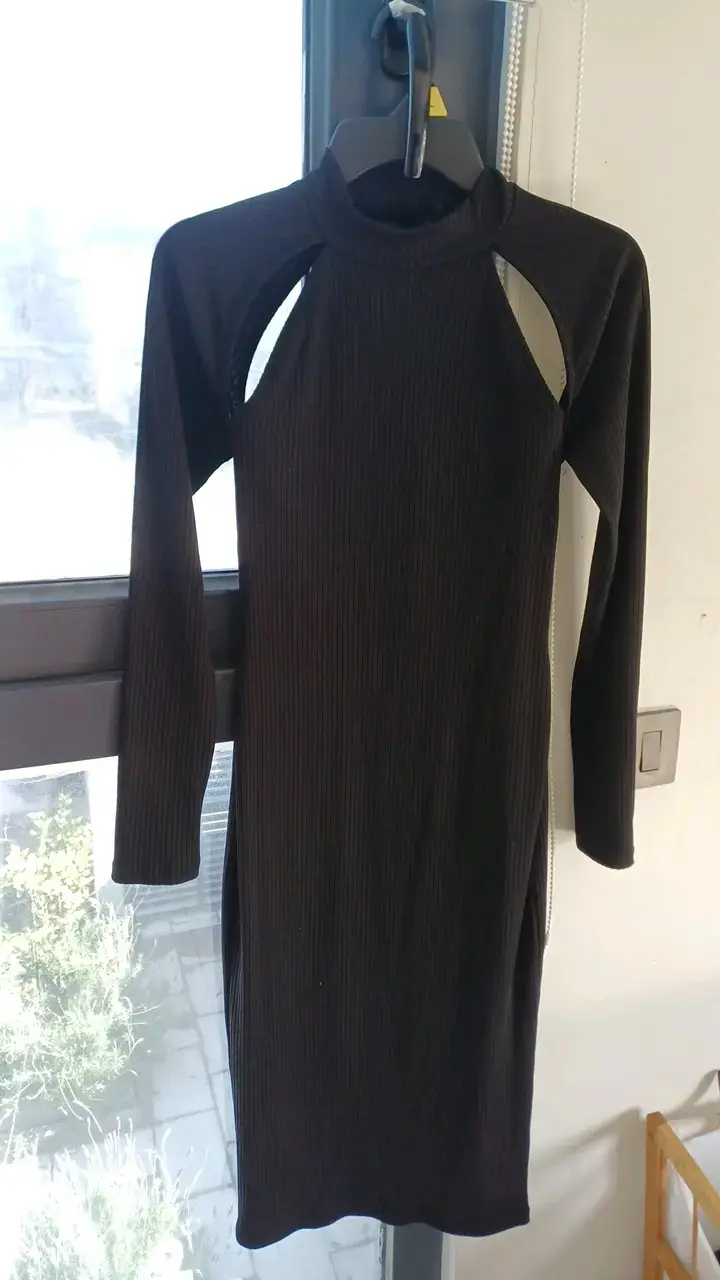 Vestido negro ajustado con aberturas
