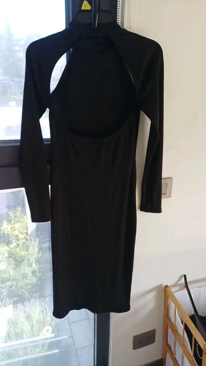 Vestido negro ajustado con aberturas - 2