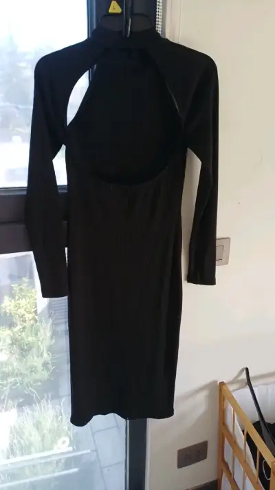 Vestido negro ajustado con aberturas - miniatura 2