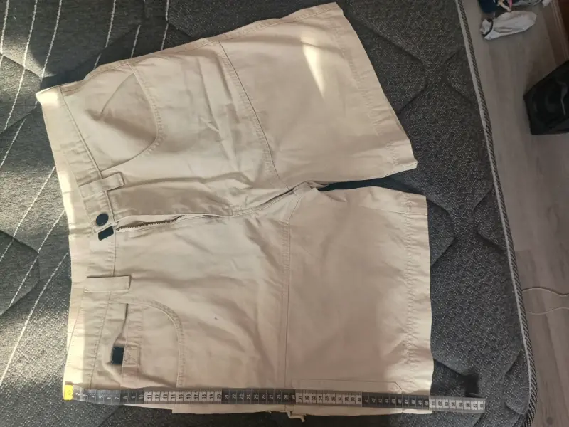 Shorts beige para hombre con bolsillos