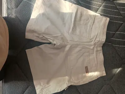 Shorts beige para hombre con bolsillos - miniatura 2