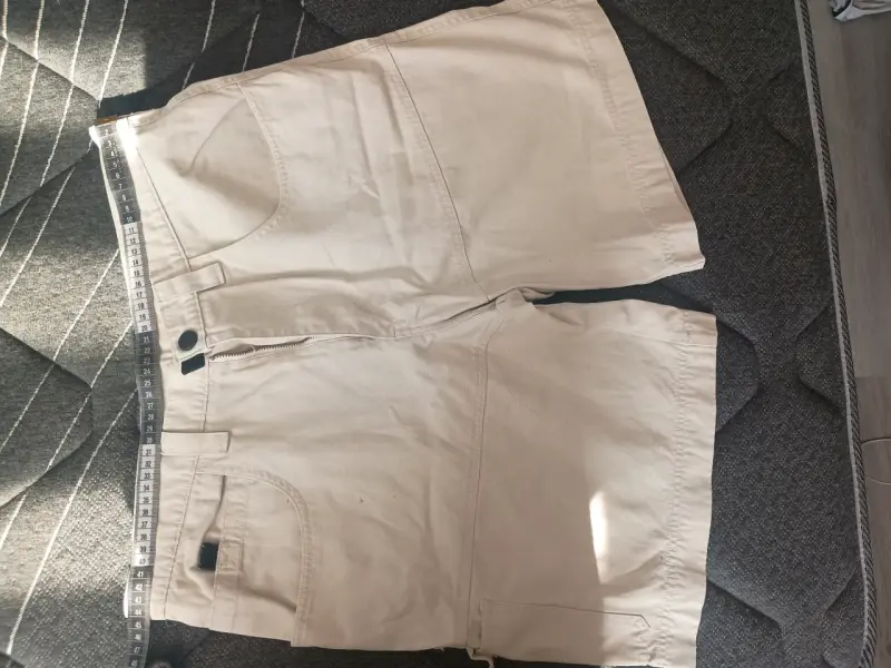 Shorts beige para hombre con bolsillos - 3