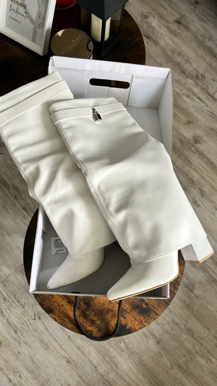 Botas blancas de cuero con tacón