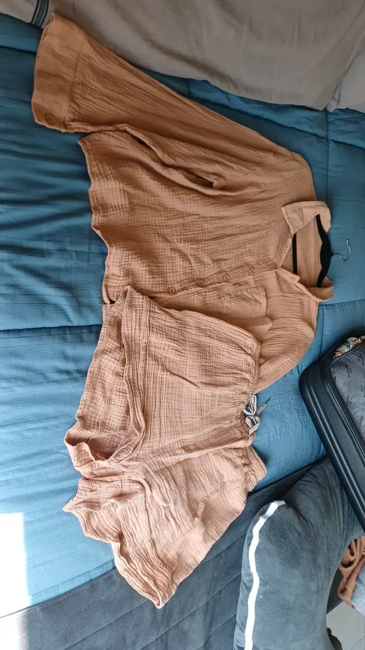 Conjunto de blusa y shorts de algodón beige