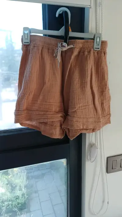 Conjunto de blusa y shorts de algodón beige - miniatura 3