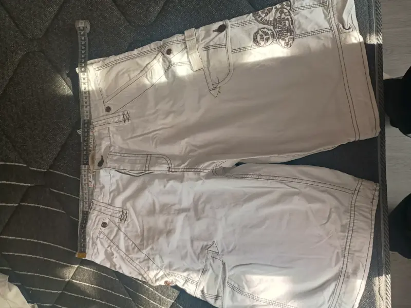 Bermudas blancas con diseño bordado para hombre