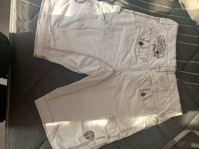 Bermudas blancas con diseño bordado para hombre - miniatura 2