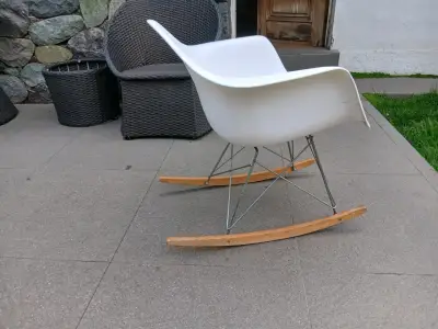 Silla mecedora blanca de diseño moderno - miniatura 1