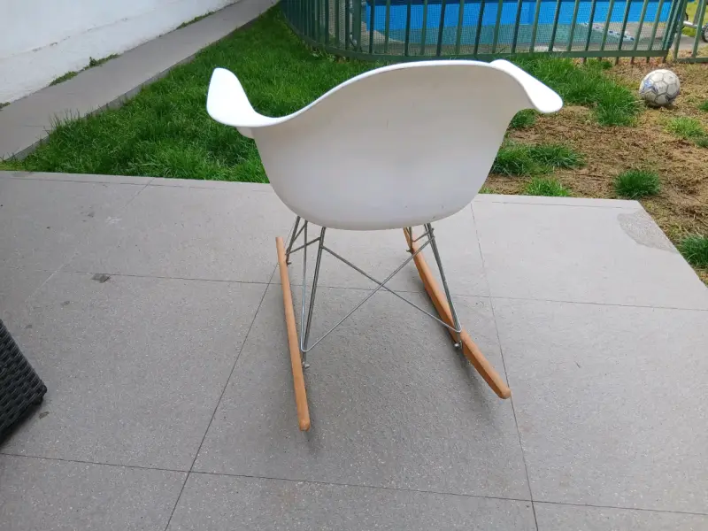 Silla mecedora blanca de diseño moderno - 2