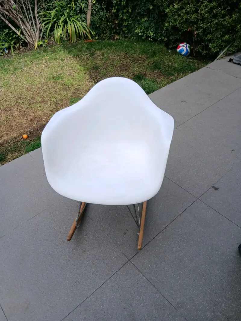 Silla mecedora blanca de diseño moderno - 3