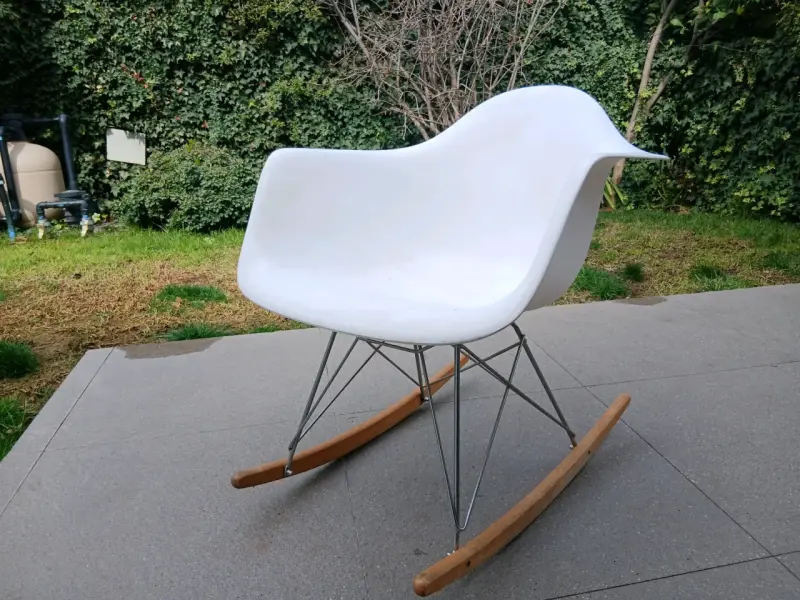 Silla mecedora blanca de diseño moderno - 4