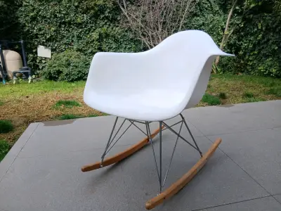 Silla mecedora blanca de diseño moderno - miniatura 4