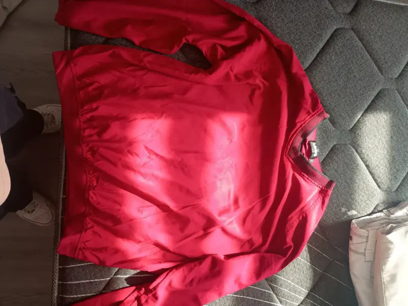 Polerón delgado rojo para hombre en buen estado
