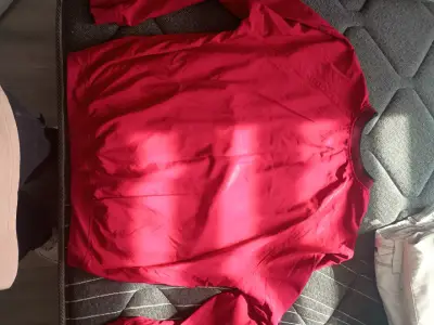 Polerón delgado rojo para hombre en buen estado - miniatura 2