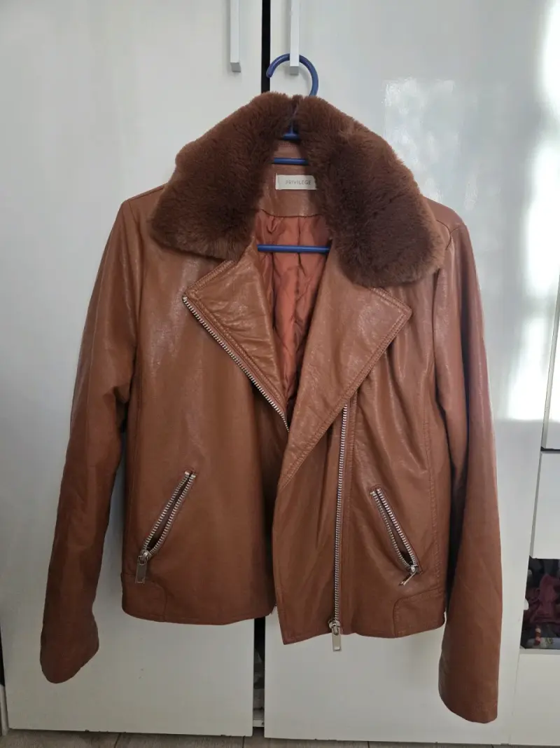 Chaqueta de cuero marrón con cuello de piel Privilege