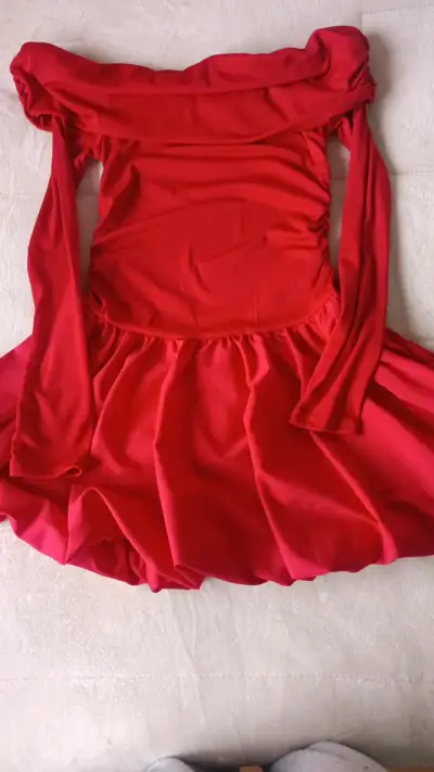 Vestido rojo con hombros descubiertos - miniatura 1