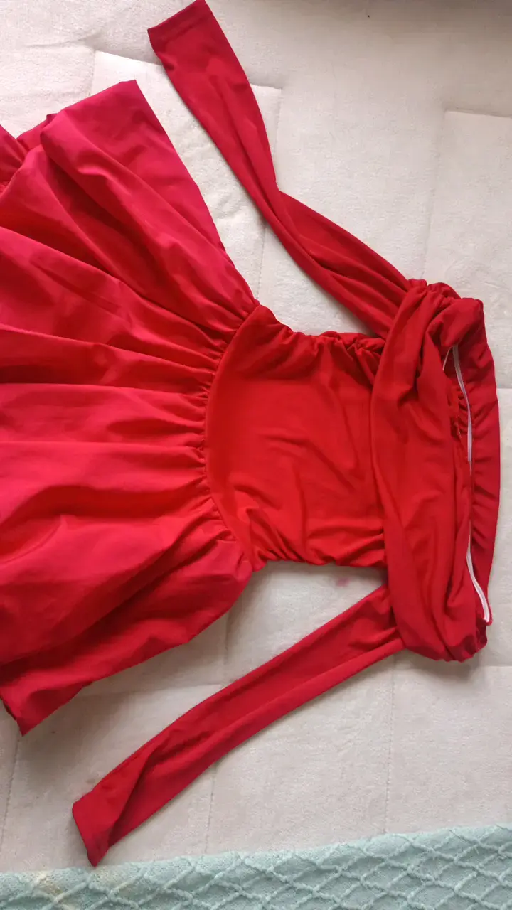 Vestido rojo con hombros descubiertos - 2