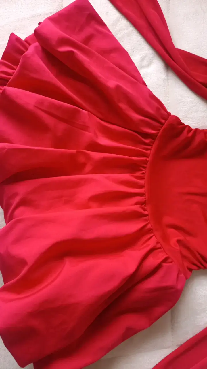 Vestido rojo con hombros descubiertos - 3