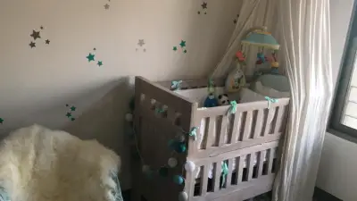 Cuna de madera para bebé con dosel - miniatura 1