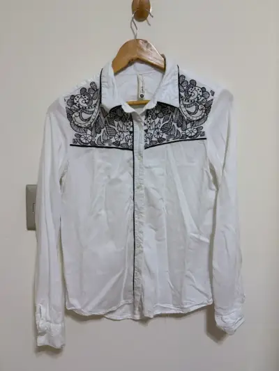 Camisa blanca con bordado negro para mujer - miniatura 1