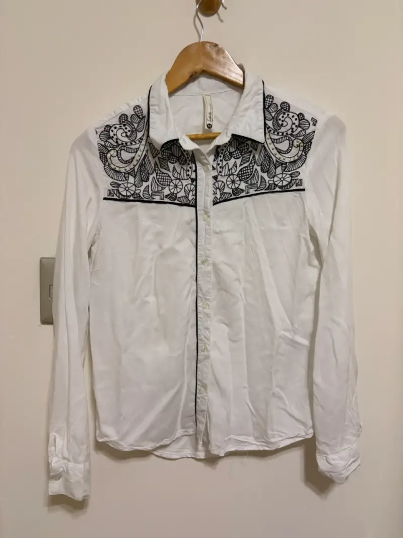 Camisa blanca con bordado negro para mujer - 2