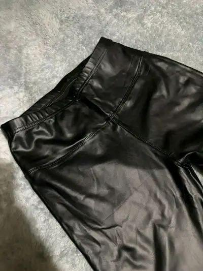 Pantalones de cuero sintético negro para mujer - miniatura 1