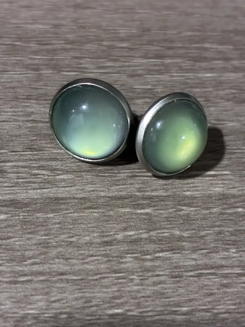 aros de botón con diseño variado
