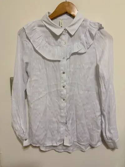 Blusa blanca con volantes para mujer - miniatura 1