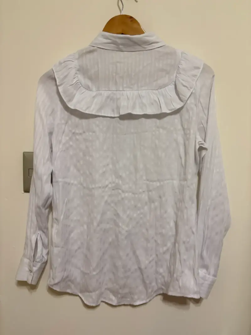 Blusa blanca con volantes para mujer - 2