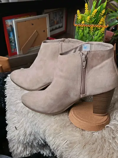 Botines de gamuza beige Old Navy con tacón alto - miniatura 1