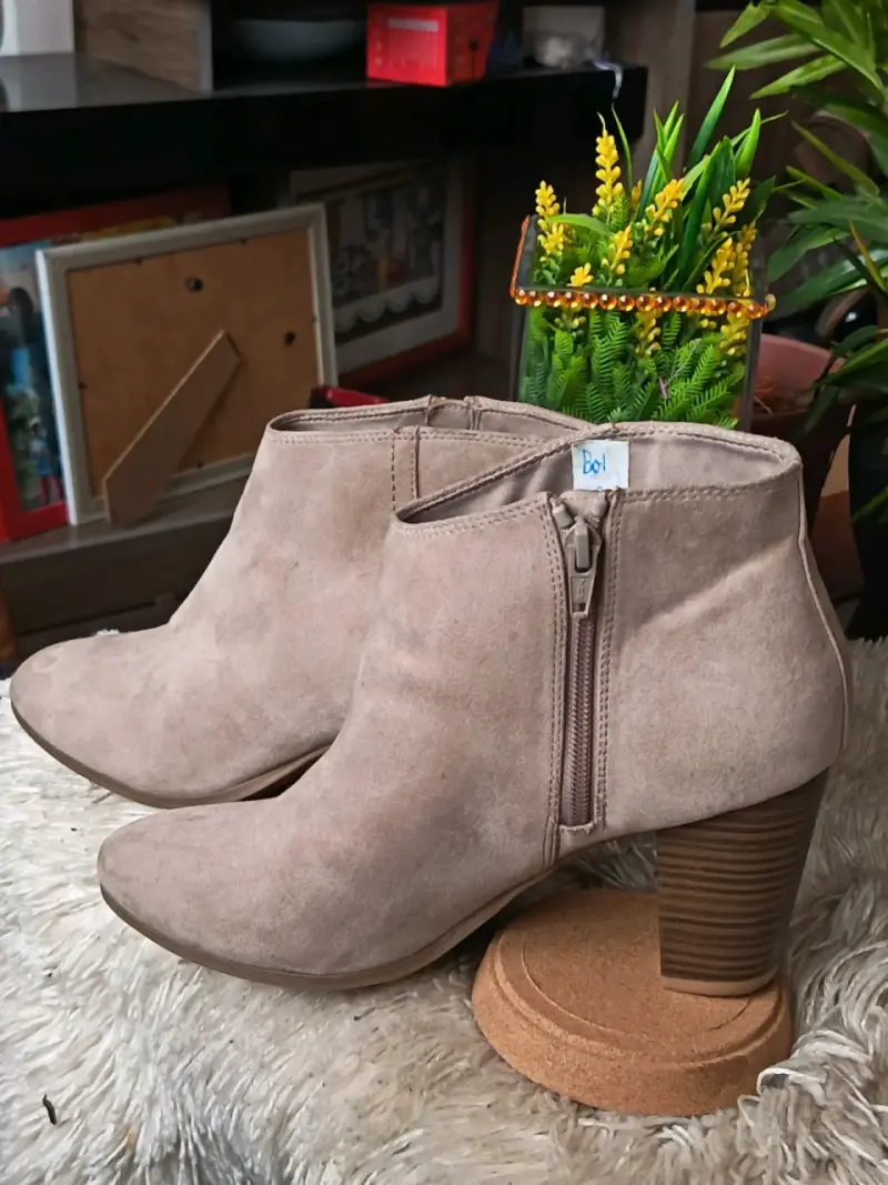 Botines de gamuza beige Old Navy con tacón alto - 2