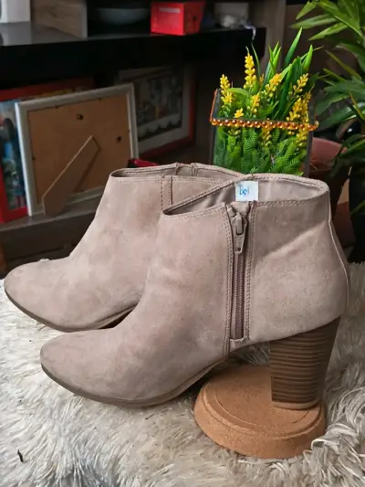 Botines de gamuza beige Old Navy con tacón alto - miniatura 2