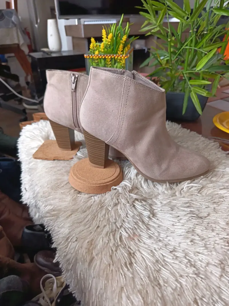 Botines de gamuza beige Old Navy con tacón alto - 3