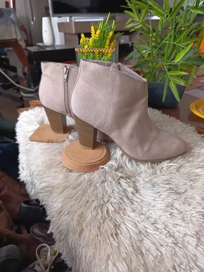 Botines de gamuza beige Old Navy con tacón alto - miniatura 3