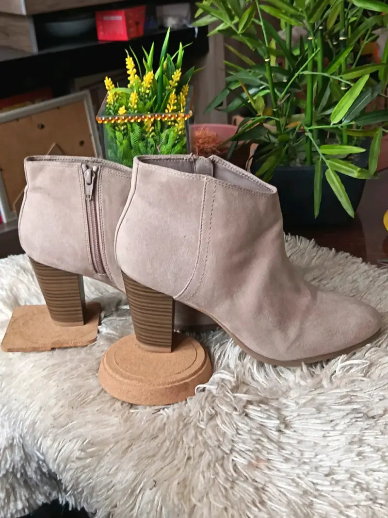Botines de gamuza beige Old Navy con tacón alto - 4