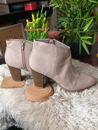 Botines de gamuza beige Old Navy con tacón alto - miniatura 4
