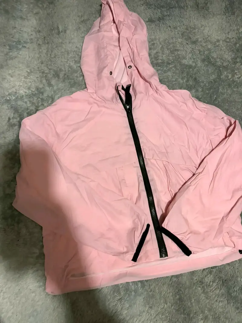 Chaqueta cortaviento rosa con capucha - 1