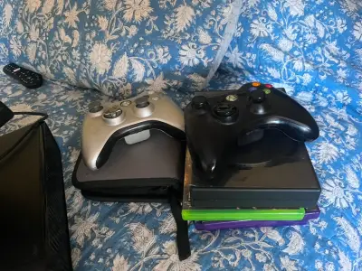 Consola Xbox 360 con dos controles y juegos - miniatura 1