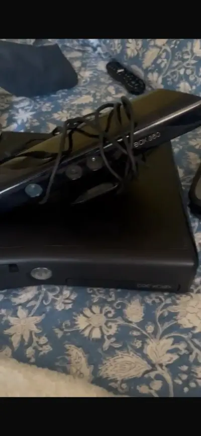 Consola Xbox 360 con dos controles y juegos - miniatura 2