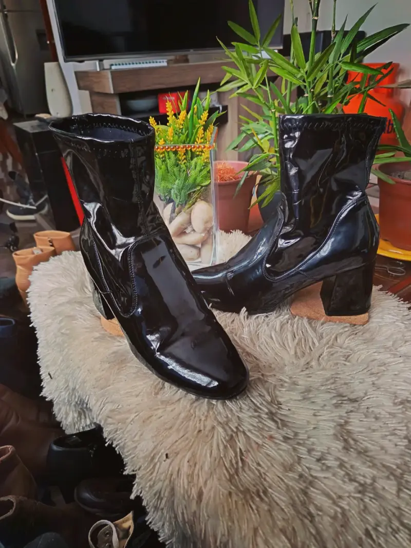 Botines de charol negro con tacón grueso - 1