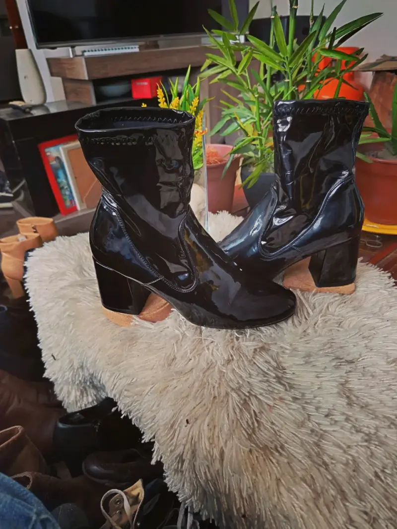 Botines de charol negro con tacón grueso - 2
