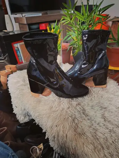 Botines de charol negro con tacón grueso - miniatura 2