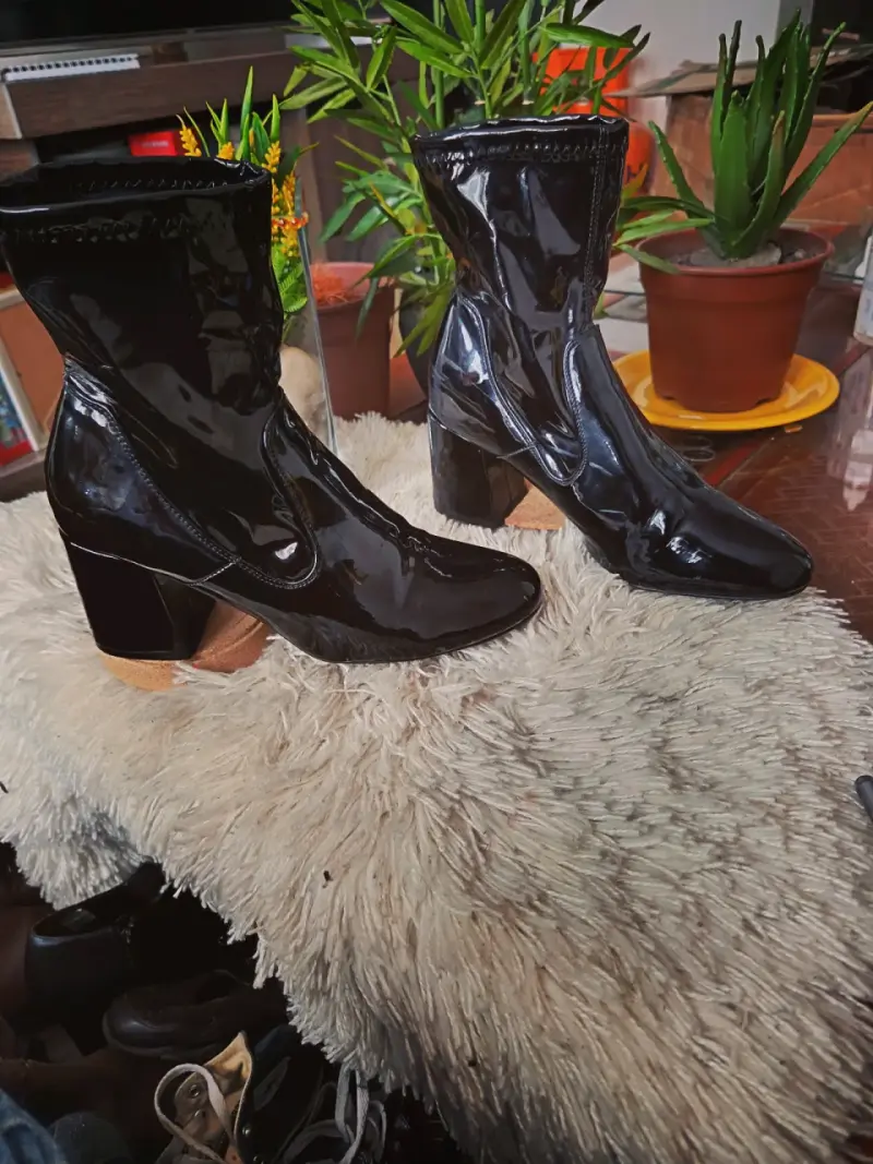 Botines de charol negro con tacón grueso - 5